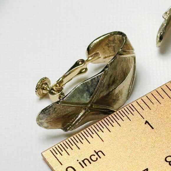 Vintage Large Gold Tone Leaf Earrings Textured Screw Back Clip On Unsigned Hoop - Picture 8 of 11